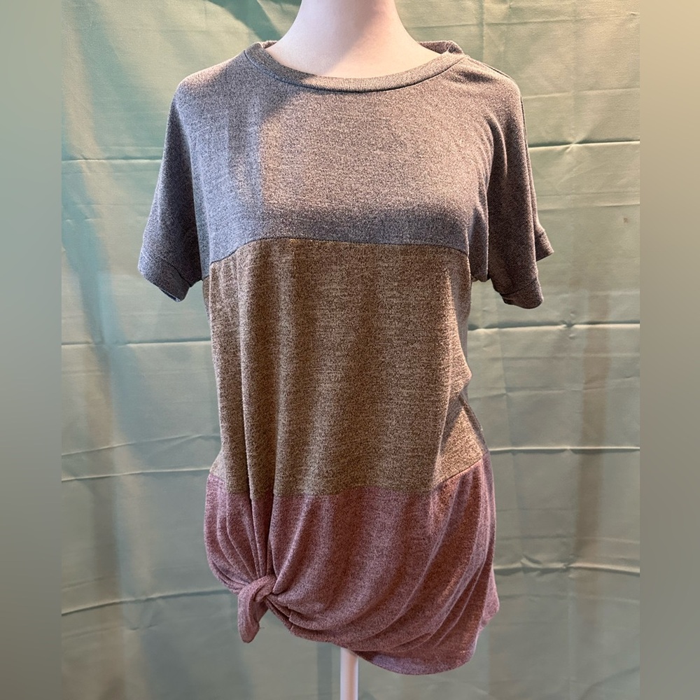 Twotwowin multicolored, short sleeve knit top, size small, smoke free home